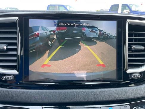 Used 2023 Chrysler Pacifica Touring-L FWD image 19