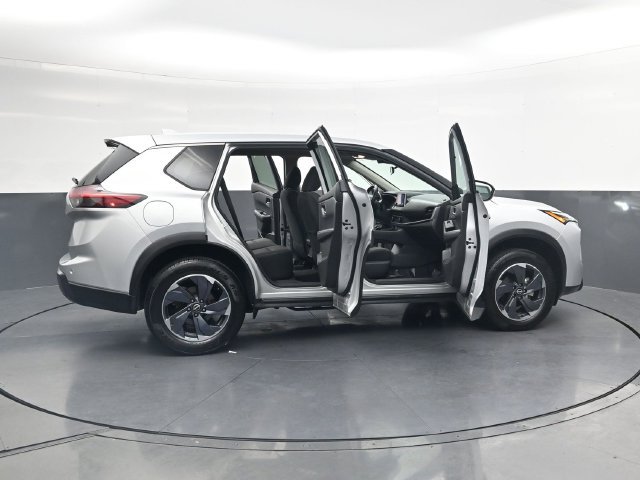 Used 2025 Nissan Rogue SV FWD image 40