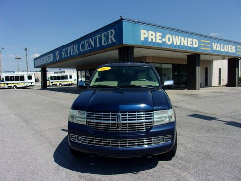 Used 2007 Lincoln Navigator 2WD image 2