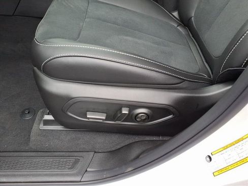 New 2025 Jeep Grand Cherokee Altitude image 8