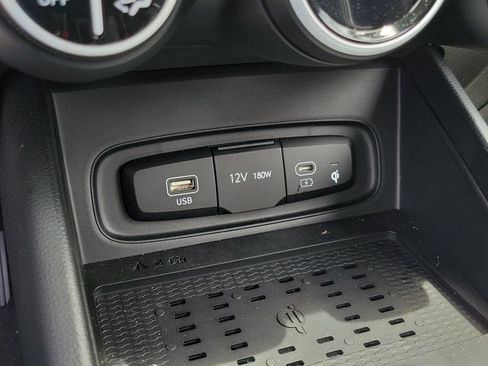 Used 2025 Hyundai Venue Limited FWD image 30