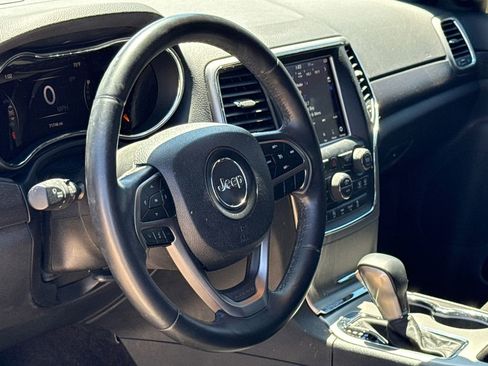 Used 2018 Jeep Grand Cherokee Laredo image 16