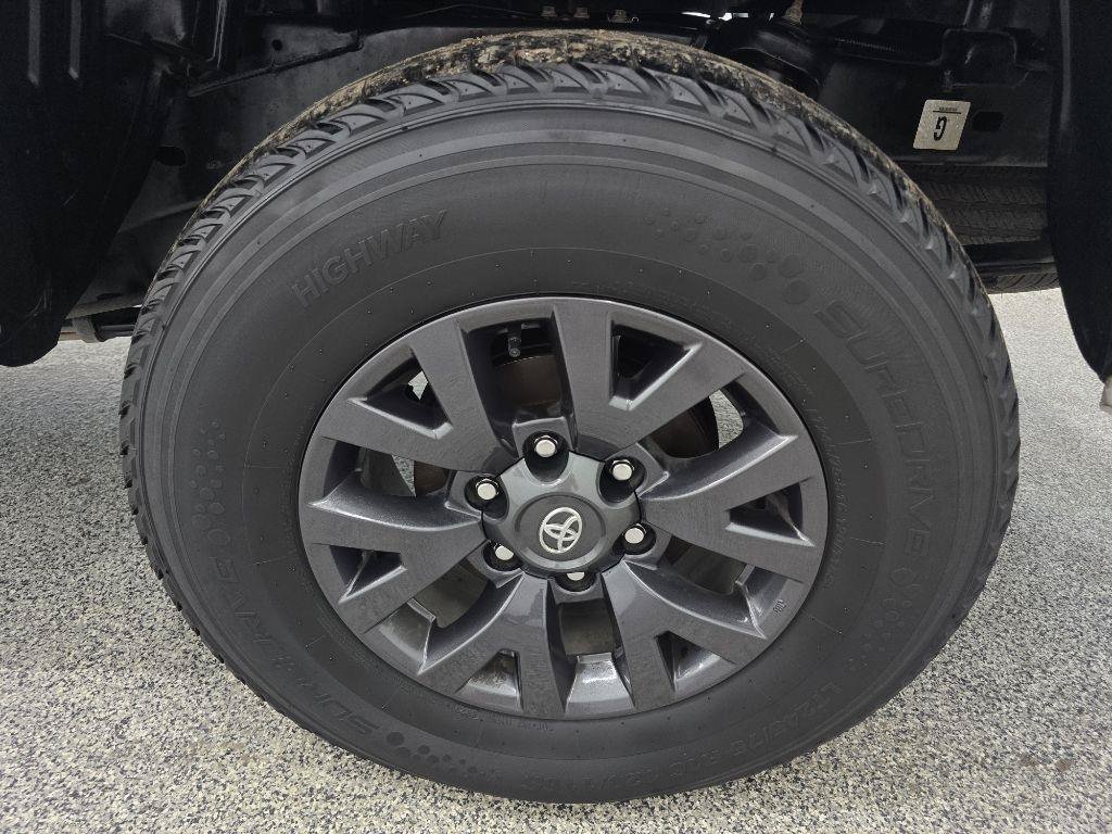 Used 2021 Toyota Tacoma SR5 AWD/4WD image 32