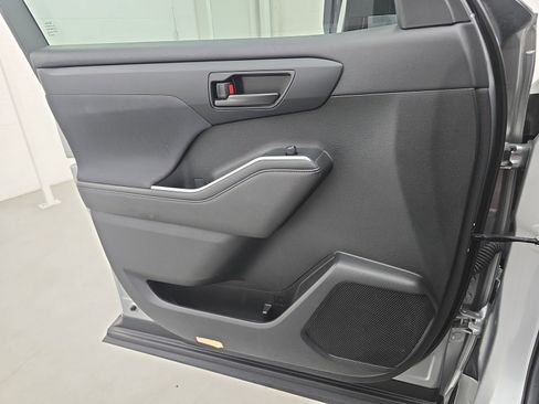 Used 2023 Toyota Highlander L image 27