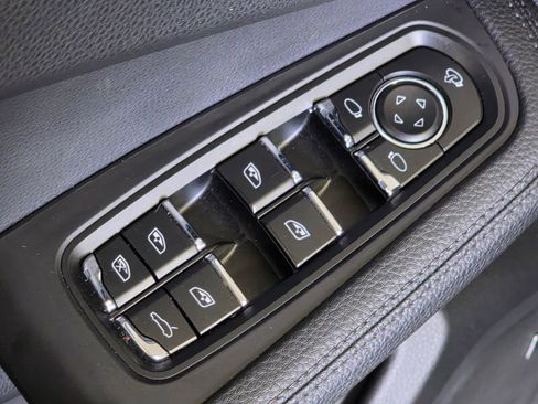 Used 2024 Porsche Macan AWD/4WD image 21