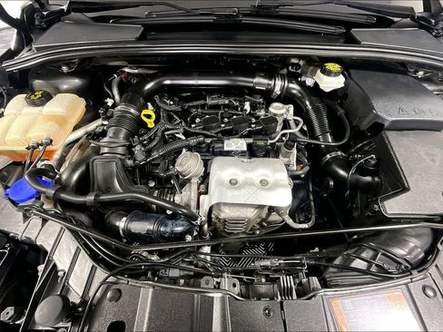 Used 2018 Ford Focus SE w/ SE Appearance Package FWD image 9