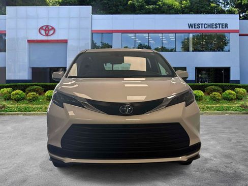 Used 2026 Toyota Sienna LE FWD image 2