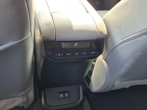 Used 2021 Toyota Highlander XLE AWD/4WD image 18
