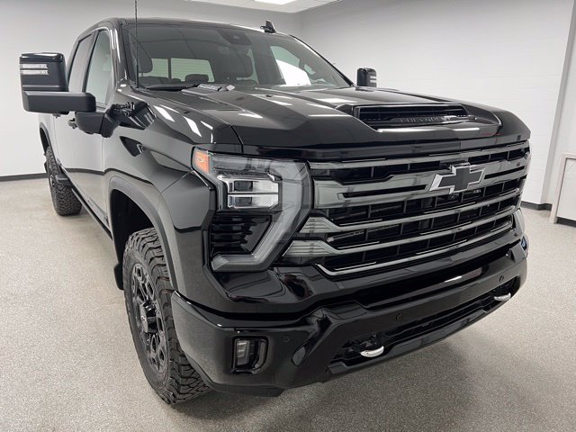 Used 2024 Chevrolet Silverado 3500 High Country w/ Technology Package AWD/4WD image 2