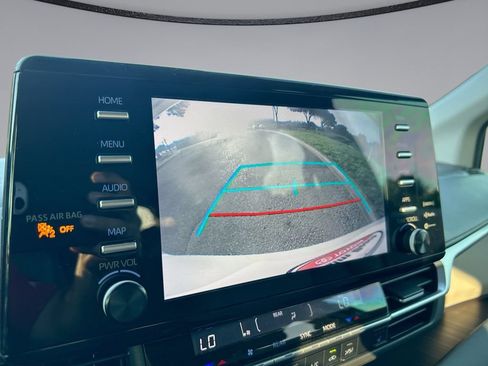 Used 2024 Toyota Sienna XLE FWD image 23