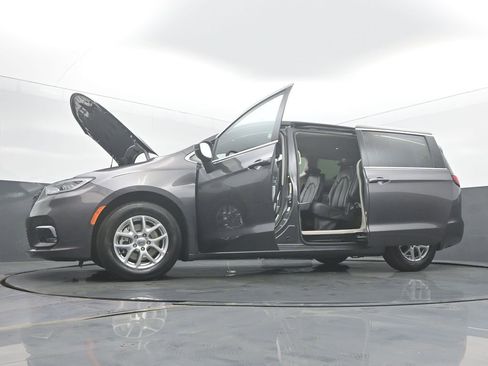 Used 2023 Chrysler Pacifica Touring-L FWD image 57