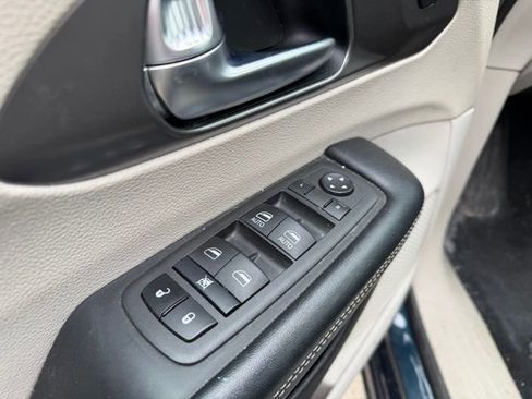 Used 2022 Chrysler Pacifica Touring-L image 16