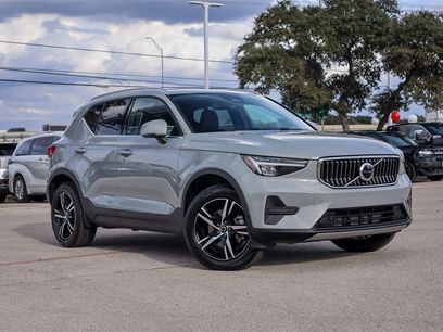 Used 2025 Volvo XC40 B5 Core
