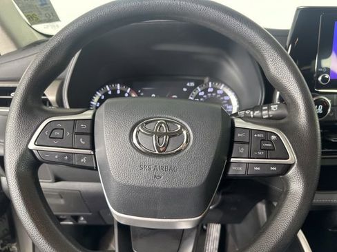 Used 2023 Toyota Highlander L image 11