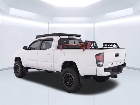 Used 2017 Toyota Tacoma TRD Off-Road AWD/4WD image 5