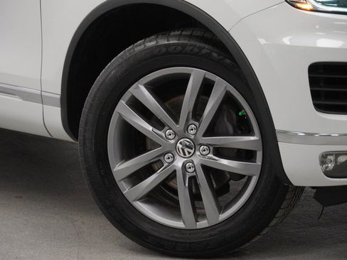 Used 2016 Volkswagen Touareg VR6 image 4