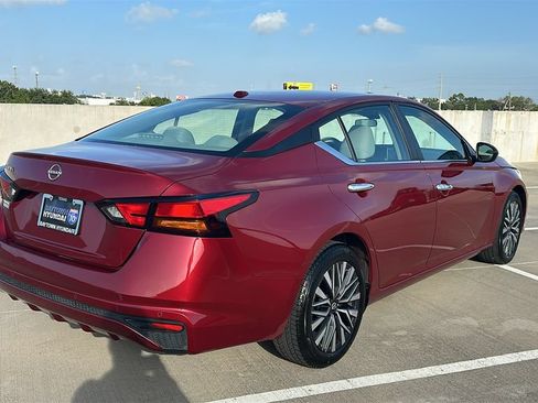 Used 2025 Nissan Altima 2.5 SV FWD image 12
