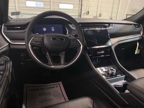 New 2025 Jeep Grand Cherokee Limited image 4