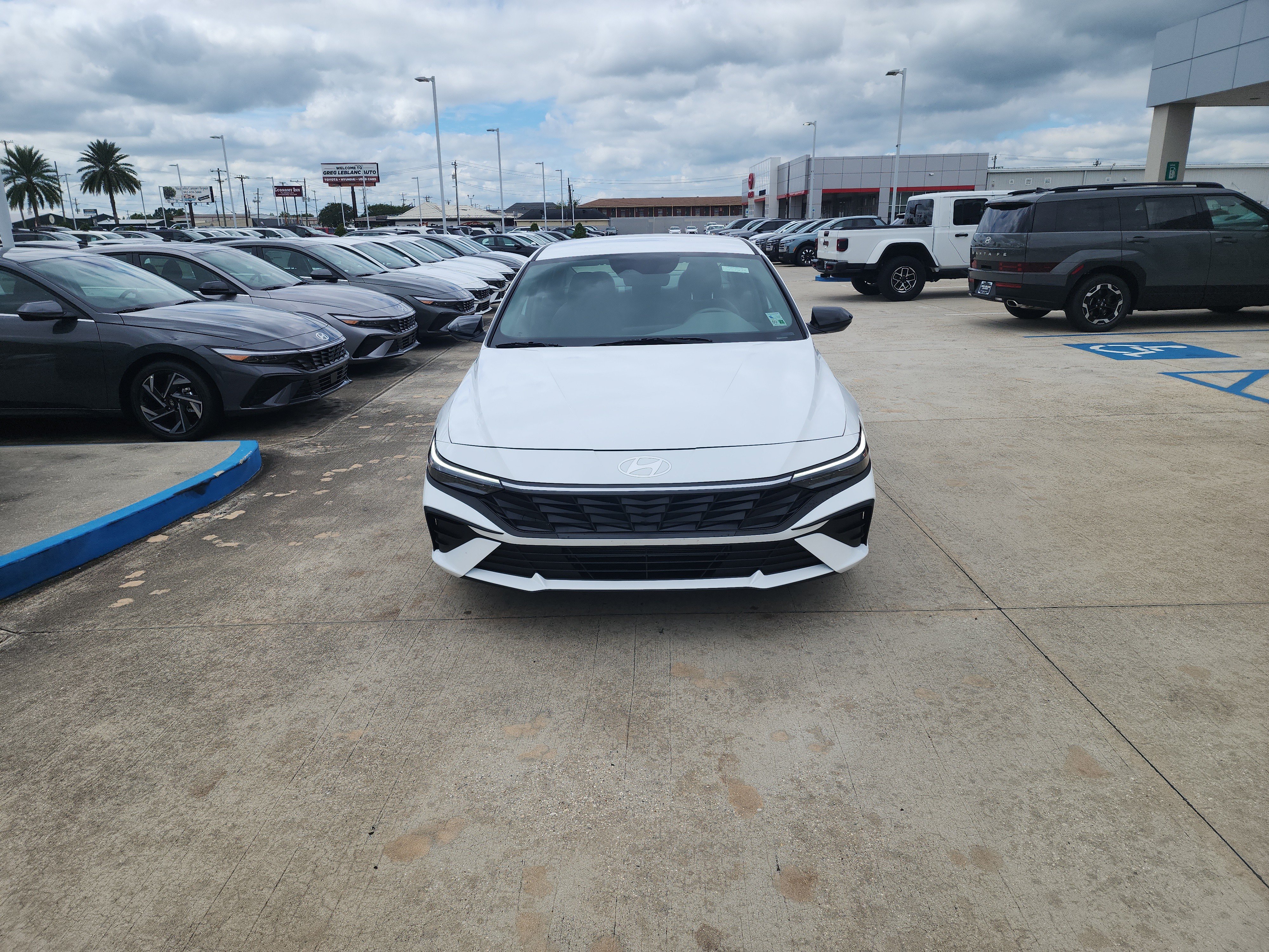 Used 2025 Hyundai Elantra Sport FWD image 2