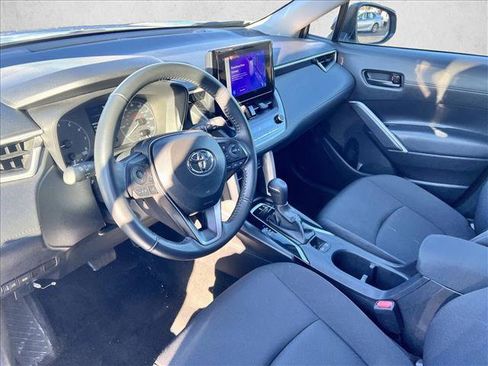 Used 2025 Toyota Corolla Cross LE image 9