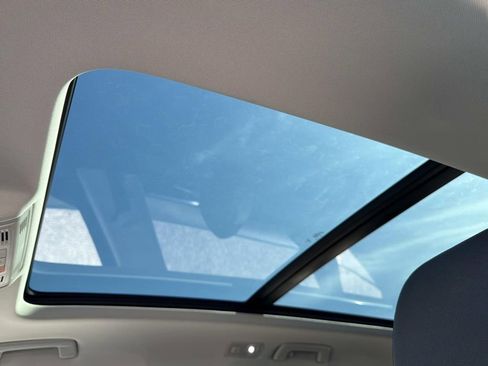 Used 2024 Volkswagen Taos SE w/ Panoramic Sunroof Package image 11