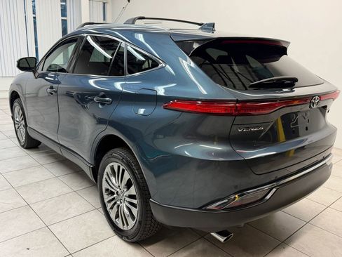 Used 2023 Toyota Venza XLE image 7