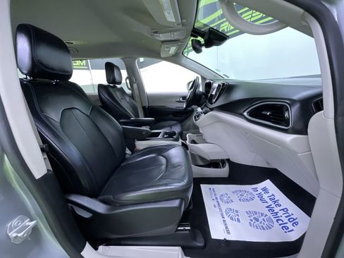 Used 2021 Chrysler Pacifica Touring-L image 28
