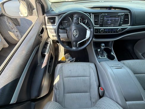 Used 2016 Toyota Highlander Plus FWD image 6