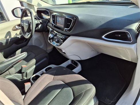 Used 2022 Chrysler Voyager LX image 24