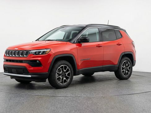 Used 2025 Jeep Compass Trailhawk image 3