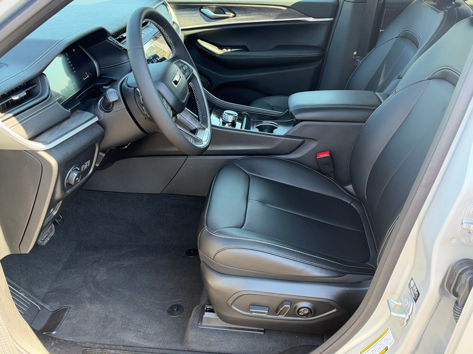 New 2026 Jeep Grand Cherokee Limited w/ Limited Altitude Package AWD/4WD image 9