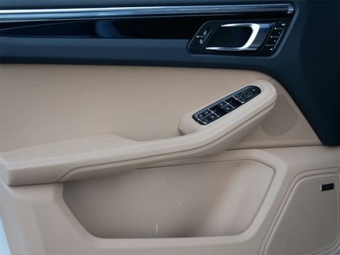 Used 2025 Porsche Macan image 9