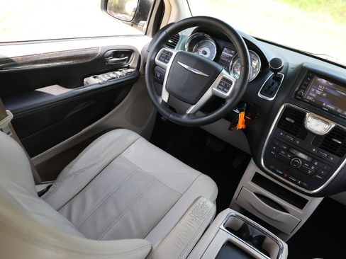 Used 2013 Chrysler Town & Country Touring FWD image 20