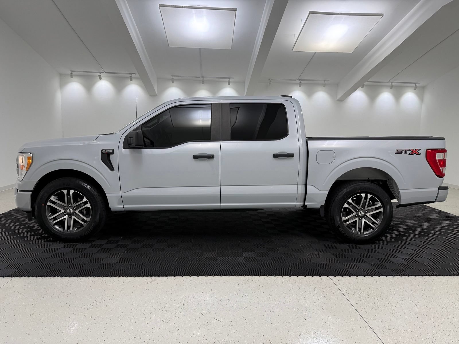 Used 2021 Ford F150 XL w/ STX Appearance Package RWD image 4