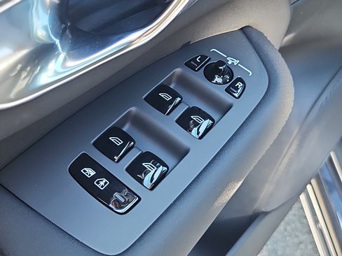 New 2026 Volvo XC90 B6 Plus w/ Protection Package Premier AWD/4WD image 17