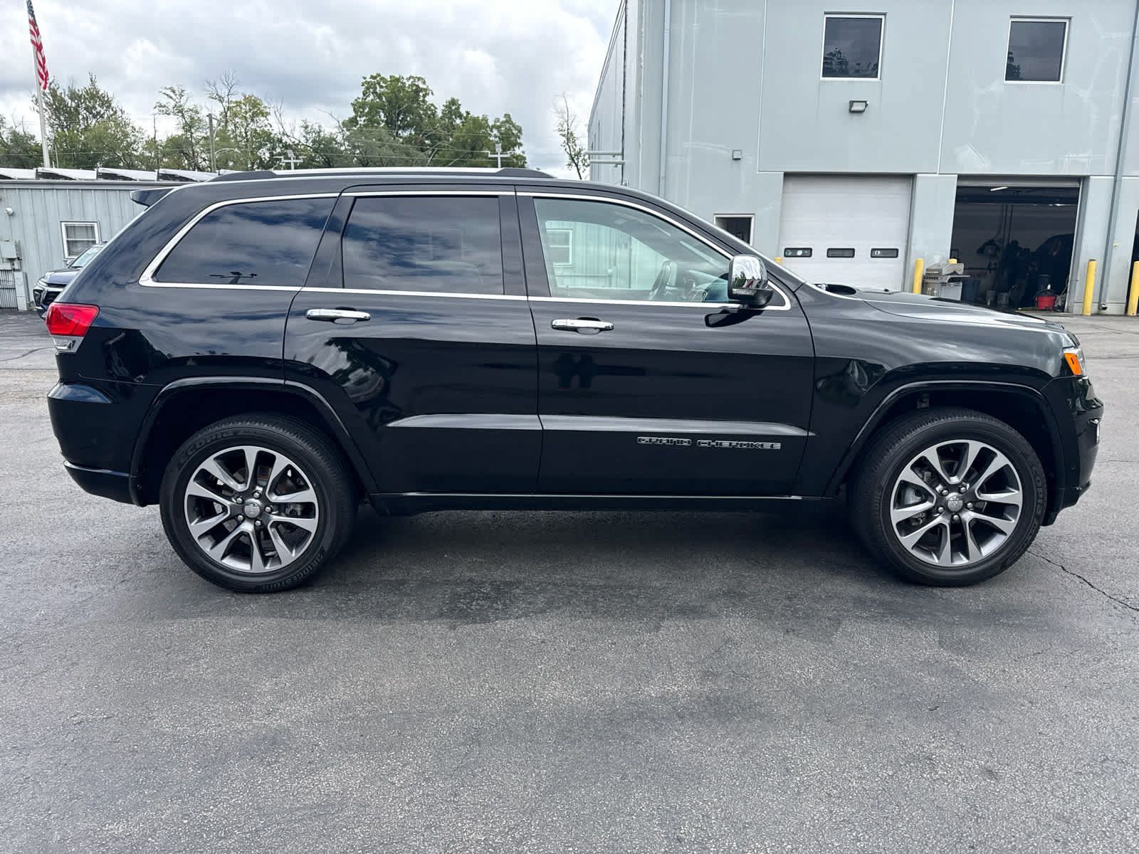 Used 2017 Jeep Grand Cherokee Overland w/ Jeep Active Safety Group AWD/4WD image 2