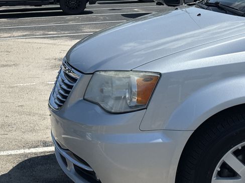 Used 2011 Chrysler Town & Country Touring-L w/ Entertainment Group #2 FWD image 5