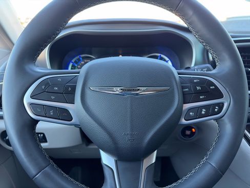 Used 2023 Chrysler Pacifica Touring-L image 17