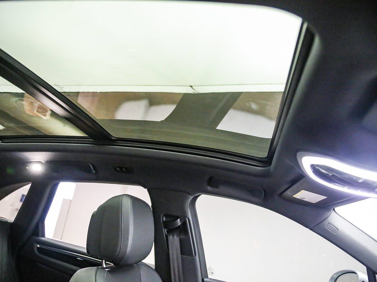 Certified 2025 Porsche Macan AWD/4WD image 21