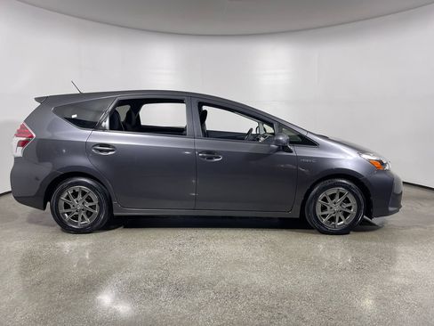 Certified 2017 Toyota Prius V Two FWD image 2