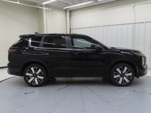 New 2025 Mitsubishi Outlander SE image 2