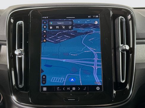 Used 2025 Volvo XC40 B5 Plus image 22