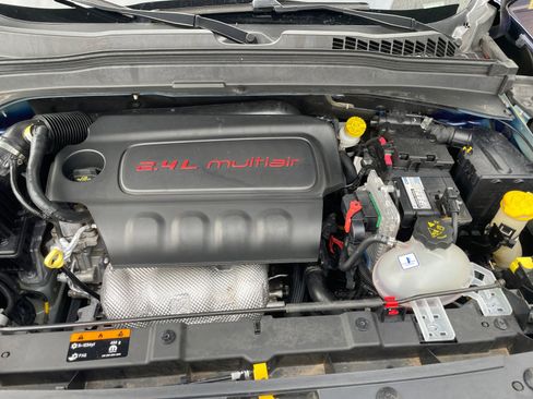Used 2017 Jeep Renegade Latitude FWD image 31