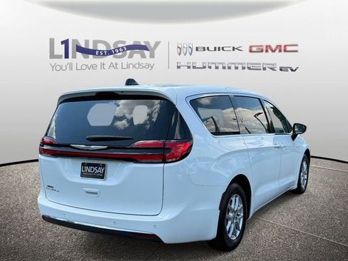 Used 2024 Chrysler Pacifica Touring-L FWD image 2