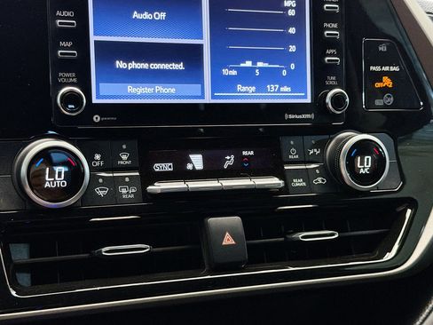 Used 2021 Toyota Highlander L image 10