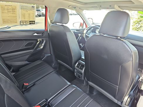 Used 2024 Volkswagen Tiguan SE w/ Panoramic Sunroof Package image 11