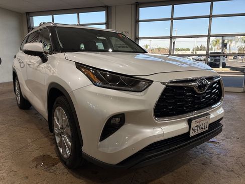 Used 2023 Toyota Highlander Limited image 4