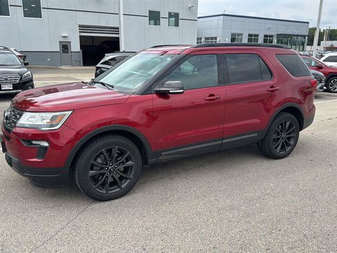 Used 2018 Ford Explorer XLT w/ Equipment Group 202A AWD/4WD image 6