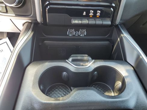 Used 2025 RAM 1500 4x4 Crew Cab image 32