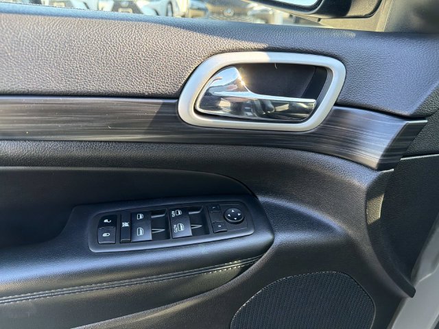 Used 2022 Jeep Grand Cherokee Laredo X AWD/4WD image 12
